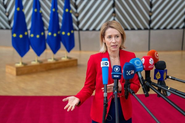 Kallasová odmietla Putinov návrh, aby rokovania s Európou o vojne na Ukrajine sprostredkoval Schröder