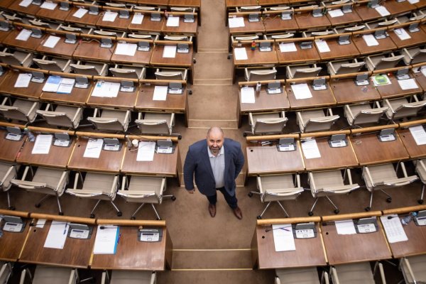 Dočasne poverená vláda môže rozhodovať o návrhoch zákonov i nariadeniach