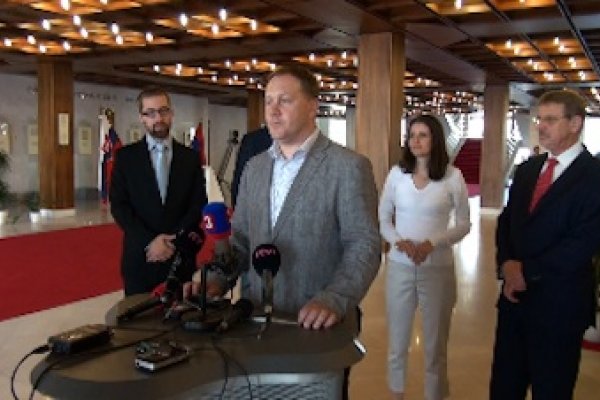 Opozícia vyzýva prezidenta nepodpísať zákon