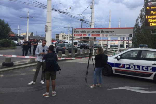Dvaja útočníci vo Francúzsku zabili jednu osobu, ďalších deväť zranili
