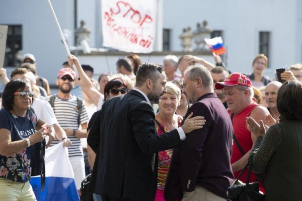 Komentár Juraja Petroviča: Keď luza demonštruje a politici jej pomáhajú