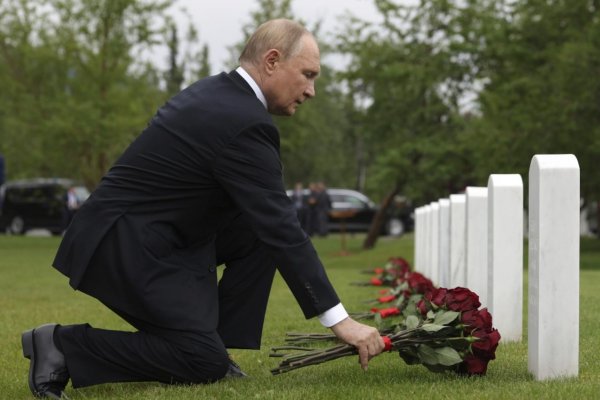 Putin pred odletom z Aljašky položil kvety na hroby sovietskych pilotov