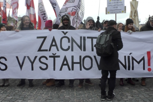 Bratislavou pochodovalo niekoľko tisíc nahnevaných občanov