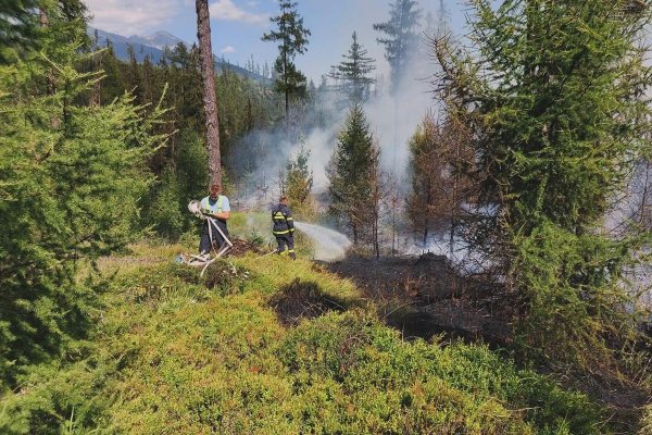 Požiar lesného porastu v Tatranskom národnom parku sa v noci nerozšíril, situáciu monitorujú