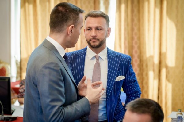 SaS: Eštok objednal do vládneho špeciálu catering za 660-tisíc eur, je to papalášizmus