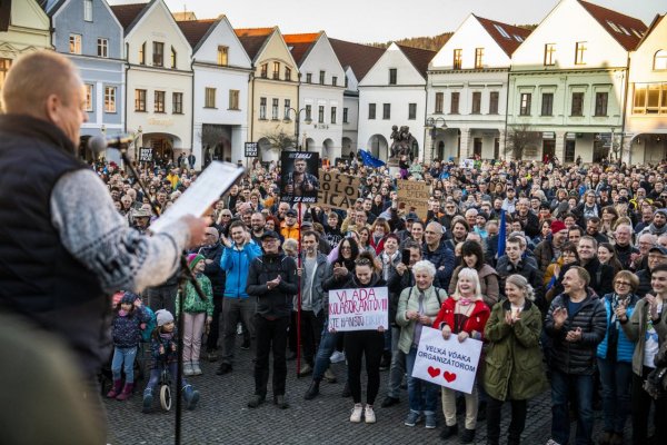 Momentum protestov funguje, reťaz nespadla