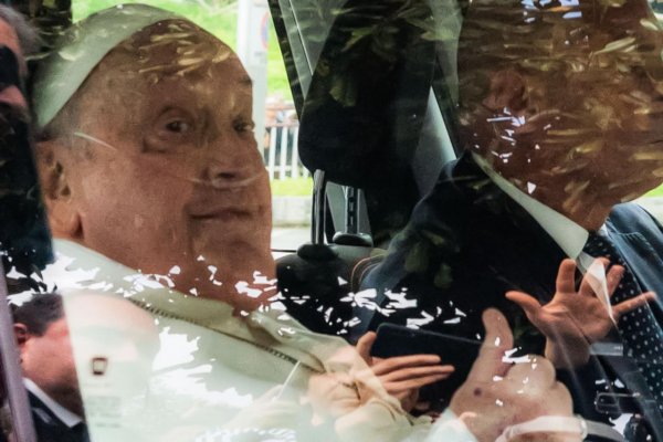 Stav pápeža Františka sa naďalej zlepšuje