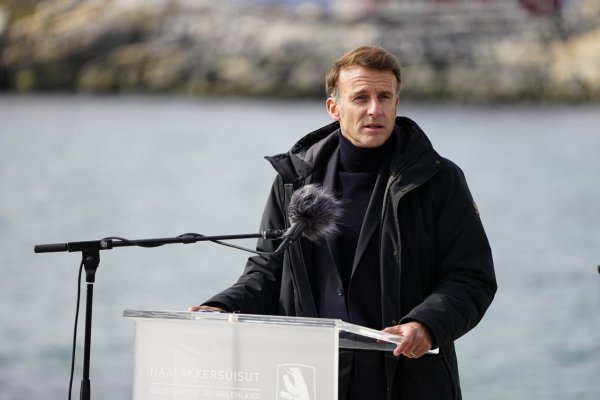 Macron varoval, že snahy zmeniť režim v Iráne by spôsobili chaos