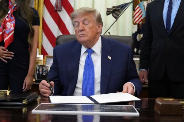 Trump podpísal zákon, ktorý umožňuje zaviesť nové sankcie voči Rusku