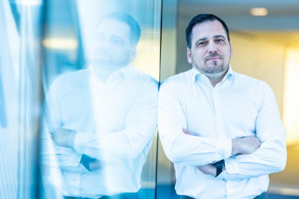 Platby z plánu obnovy na digitalizačné projekty na Slovensku môžu byť ohrozené, varuje Zdechovský