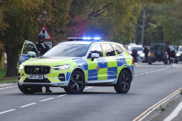 Pri americkej leteckej základni v Británii evakuovali domy, polícia zatkla viacerých mužov