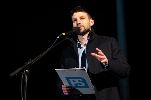 Treba chodiť na okrúhle stoly, keď sú natreté lepom?