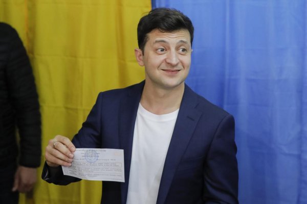 Komik Zelenskyj vyhral ukrajinské prezidentské voľby, Porošenko uznal prehru