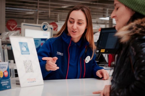 Tesco si pripomína Európsky mesiac rozmanitosti. Inkluzívne prostredie buduje pre kolegyne a kolegov aj zákazníkov