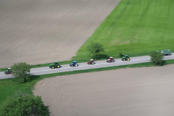 Nespokojní farmári mieria na traktoroch do Bratislavy, polícia im môže prechod mestom zakázať