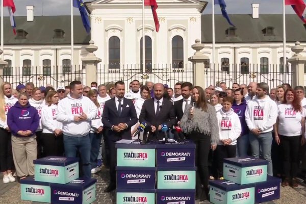 Demokrati žiadajú odchod Fica, Pellegrinimu odovzdávajú podpisy na vyhlásenie referenda