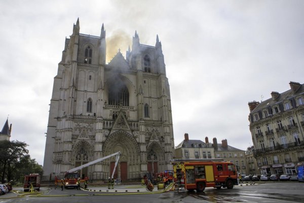 K podpáleniu katedrály v Nantes sa priznal utečenec z Rwandy. Polícia ho obvinila