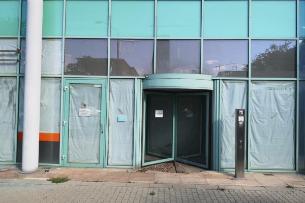 Stavebná opacha v centre Bratislavy zmizne. Začali búrať budovu Apolla 1
