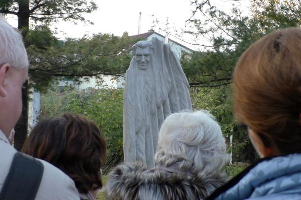 Donovi Srholcovi odhalili sochu