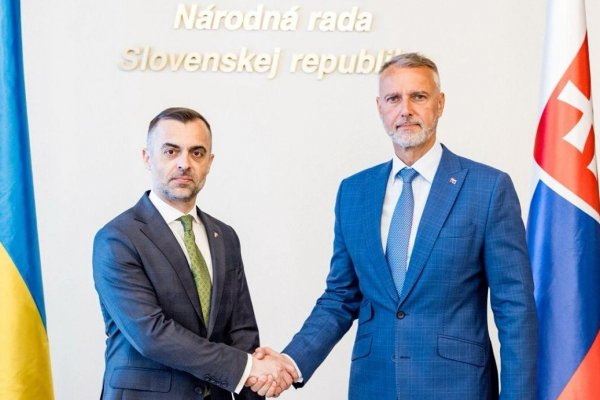 Raši hovoril s ukrajinským veľvyslancom aj o povojnovej obnove krajiny — čo to znamená podľa Juraja Petroviča