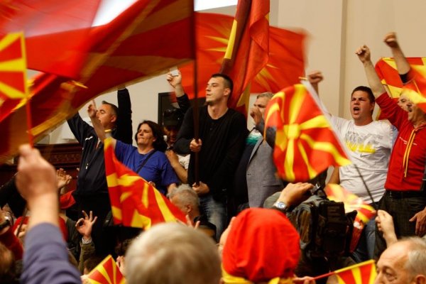 Môže za to Soros, EÚ a Američania? Prečo vypukol v Macedónsku chaos a nacionalisti zaútočili na parlament