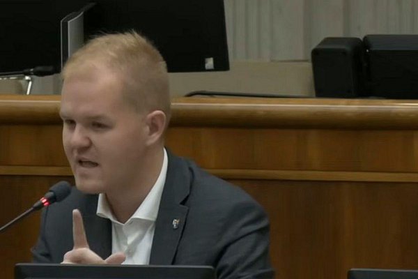 Vulgarizuje sa náš verejný jazyk? Je to horšie než len estetický problém