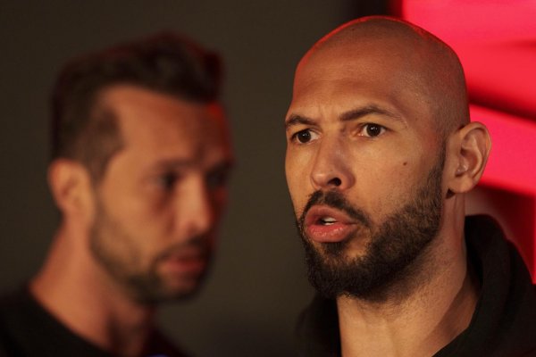 Starmer čelí tlaku, aby zaistil návrat Andrewa Tatea späť pred súd v Británii