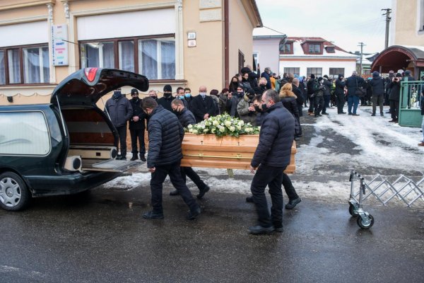 Lučanského pohreb bol pokojný, prišiel aj Kaliňák: Prezidentka napísala manželke list, Kollár a Matovič poslali vence