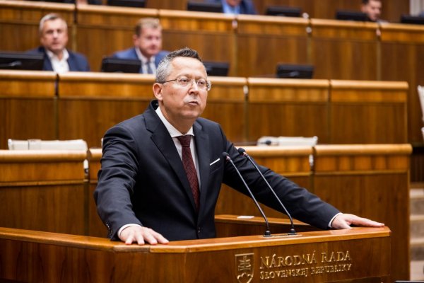Opozícia chce odvolať Kamenického. Hovorí o gréckej ceste a kolapse verejných financií