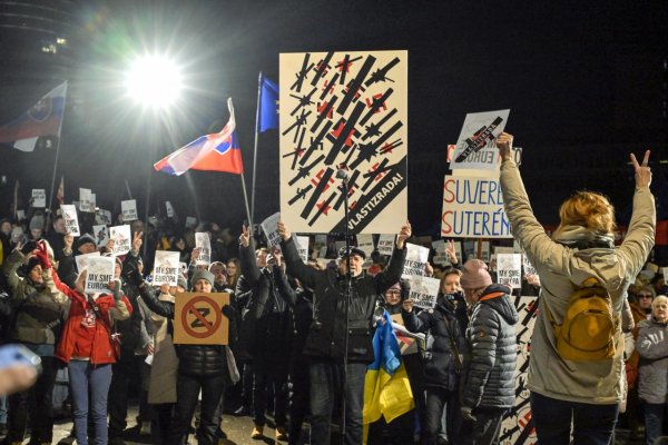 Robertovi Ficovi ľudia na námestí odkázali: „My sme Európa!“