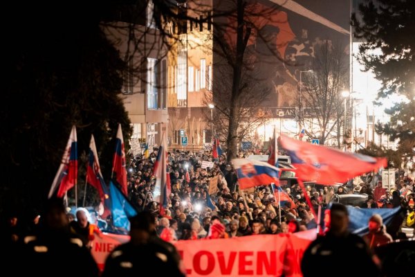 LIVE: Proti vláde a únosu Slovenska na Východ dnes protestuje aj Banská Bystrica