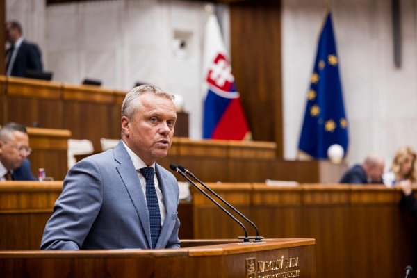 Slovenský štátny dlh sa blíži k 90 miliardám eur, negatívne ho ovplyvňujú vojnové konflikty a energetická kríza, uvádza NKÚ