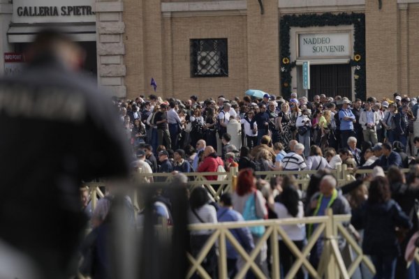 S pápežom Františkom sa prišlo do baziliky sv. Petra rozlúčiť vyše 128.000 ľudí