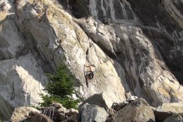 Nemá na lietadlo, tak lezie