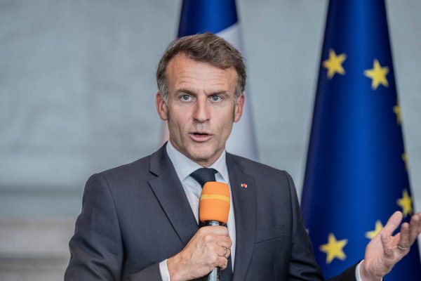 Útoky na Kyjev ukazujú neschopnosť Ruska ukončiť vojnu, vyhlásil Macron