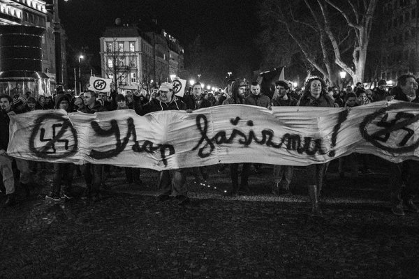 Kotleba v parlamente, antifašisti v uliciach