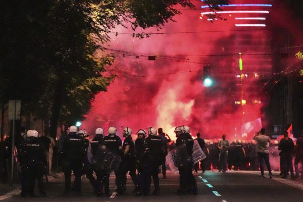 Srbská polícia pri proteste použila slzotvorný plyn a omračujúce granáty