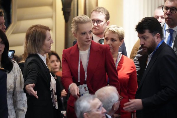 Rusi kladú kvety k hrobu Navaľného, jeho vdova vyzvala na boj za slobodné Rusko