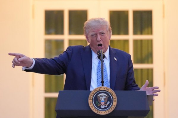 Trump zakázal médiám CNN, MS NOW a Politico vstup do Bieleho domu