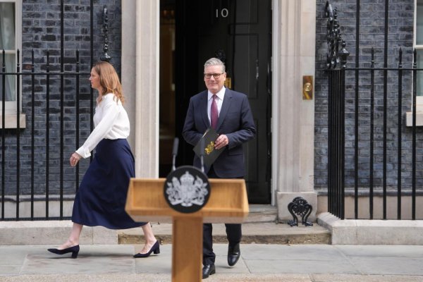 Britský premiér Keir Starmer oznámil, že odstúpi z funkcie – čo to znamená podľa Martina Mojžiša