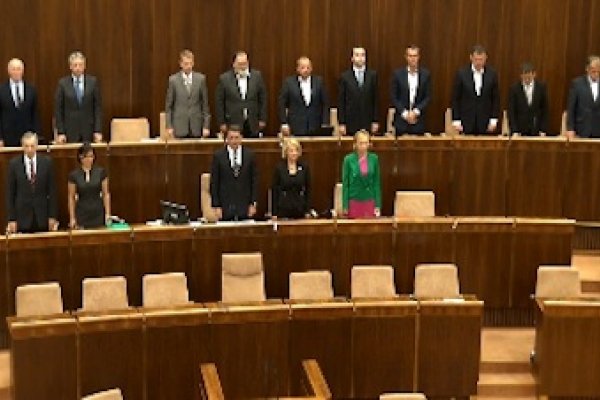 Po minúte ticha sa poslanci začali hádať