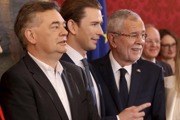 Rakúsko má novú vládu. Konzervatívci budú vládnuť so Zelenými