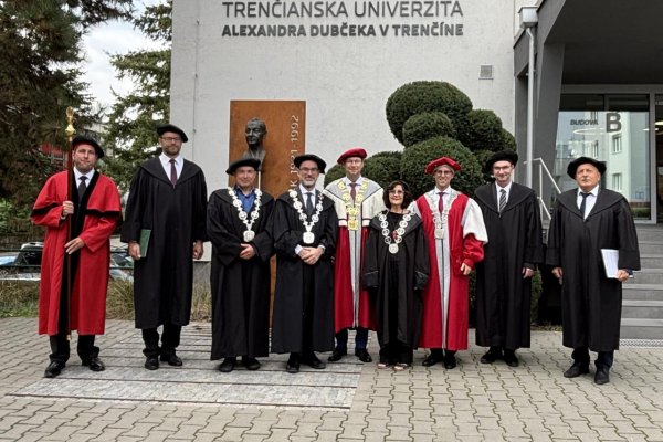 Na Trenčianskej univerzite udelili titul doctor honoris causa dvom významným vedcom