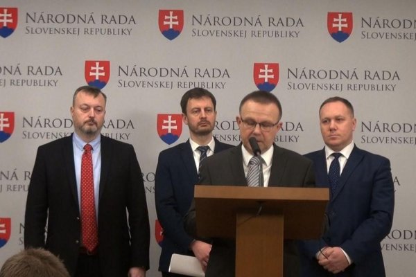 Opozícia chce mimoriadnu schôdzu o ozbrojených silách