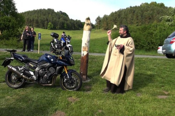 Františkánsky kňaz by zbrane nepožehnal