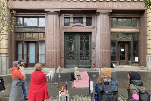 Polícia prikázala protestujúcim umelcom odstrániť spred ministerstva všetky artefakty, tí za tým vidia SNS