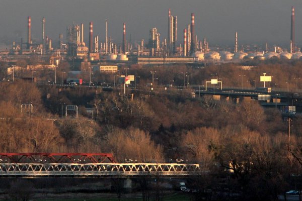 Prečo USA uvalili sankcie na Lukoil, ale EÚ nie? Slovensko a Maďarsko uviazli v medzere