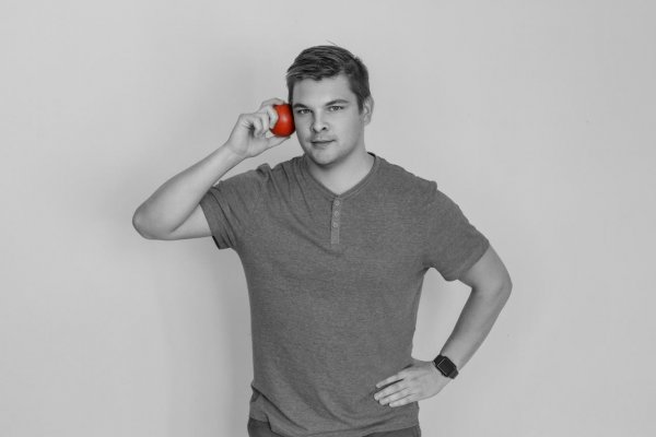 Moloch Vpravo – známy raper uráža opozíciu a podporuje ĽSNS