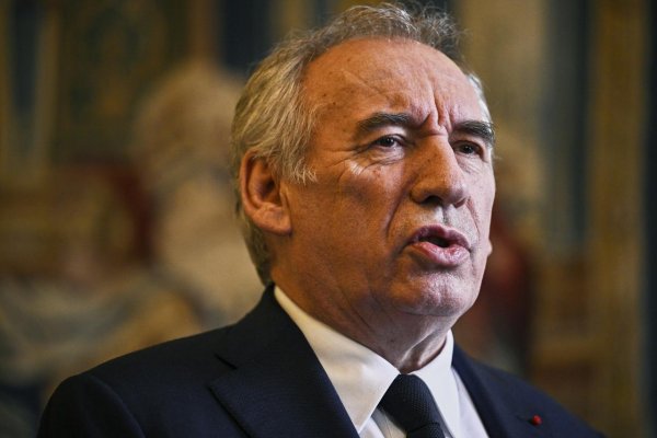 Vláda francúzskeho premiéra Bayroua po hlasovaní o dôvere zrejme padne