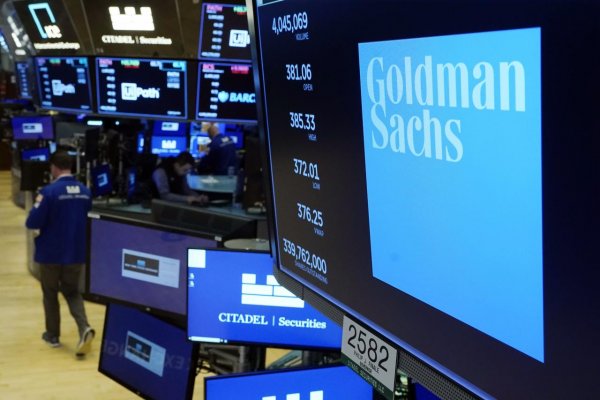 .týždeň v ekonomike: Platy rastú, Goldman Sachs sa nedarí a giganti prepúšťajú